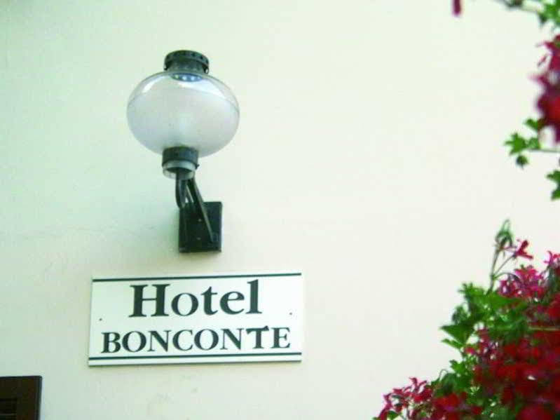 ホテル ボンコンテ ウルビーノ エクステリア 写真